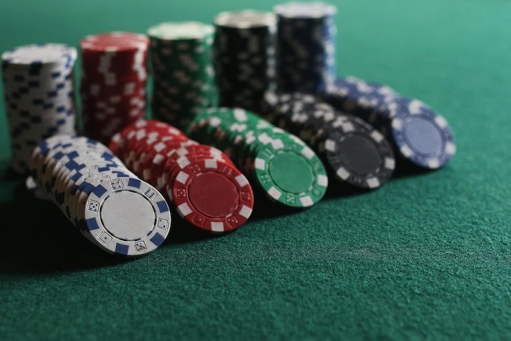 Simbol keamanan digital dengan latar gelap dan aksen neon untuk perlindungan data