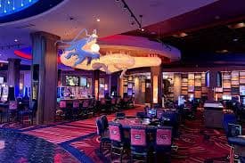 Setup meja casino virtual dengan dealer dan pemain sedang bermain